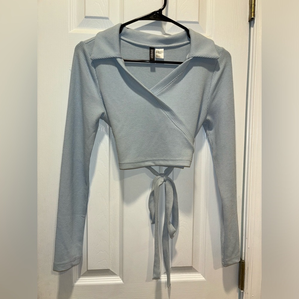H&M divided light blue collared v-neck crop top size medium tie wrap